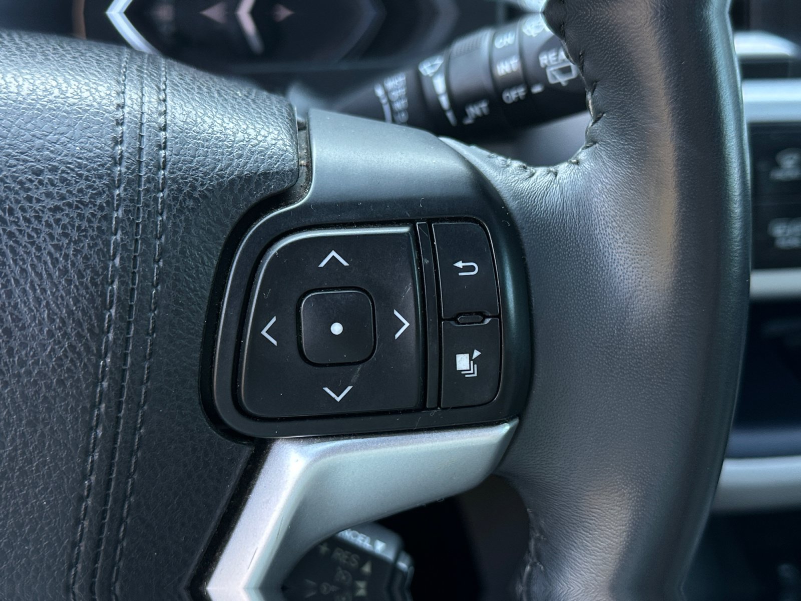 Used 2016 Toyota Highlander Limited FWD image 26