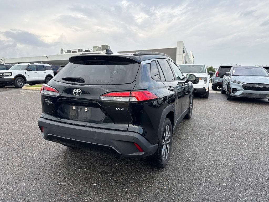 Used 2023 Toyota Corolla Cross XLE w/ Convenience Package FWD image 2