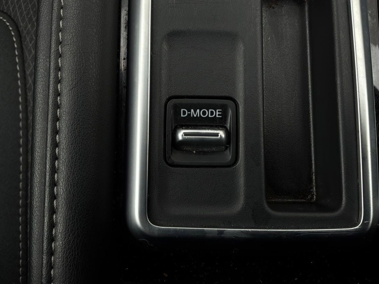 Used 2025 Nissan Pathfinder SV FWD image 23
