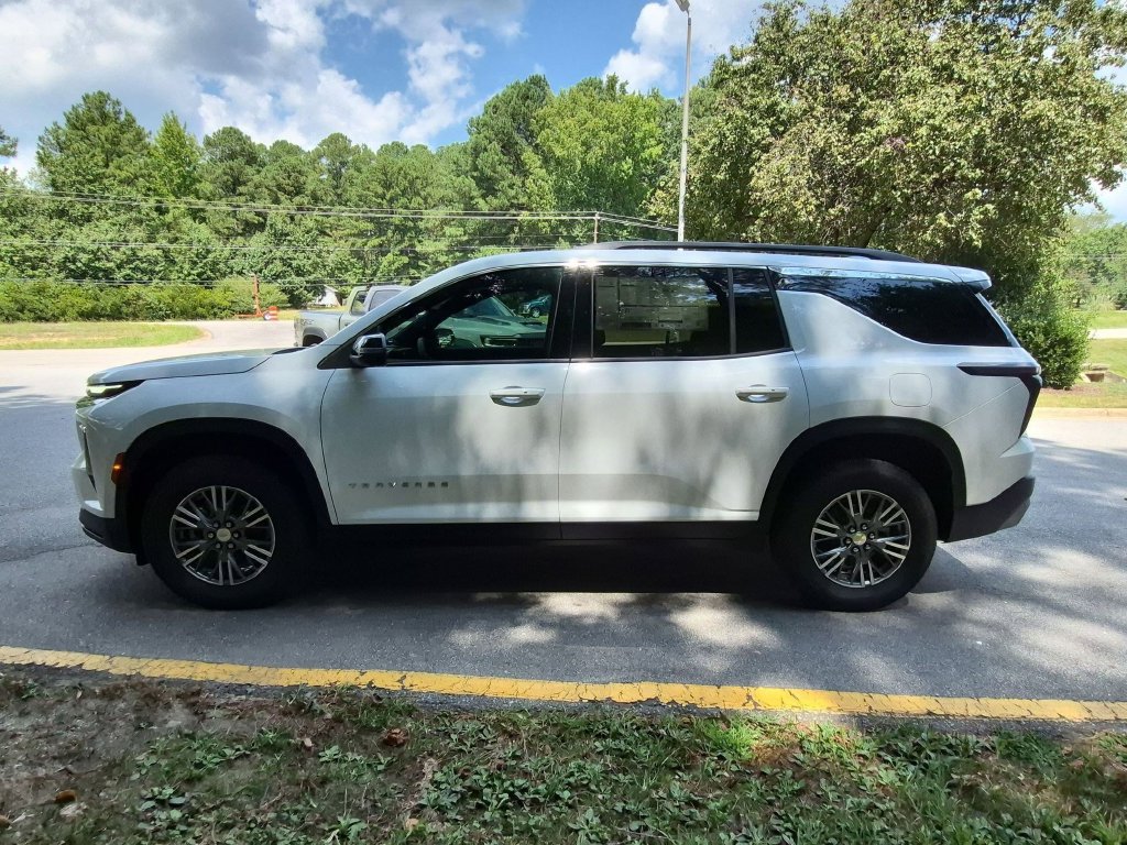 New 2027 Chevrolet Traverse LT FWD image 9
