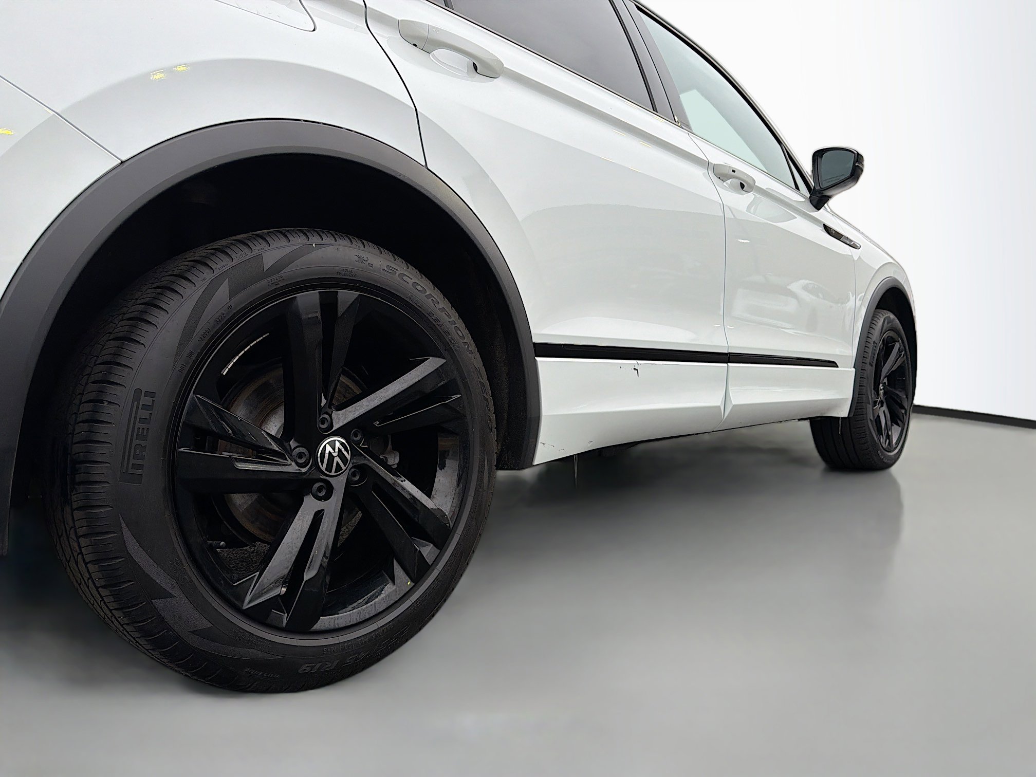 Used 2023 Volkswagen Tiguan SE R-Line image 14