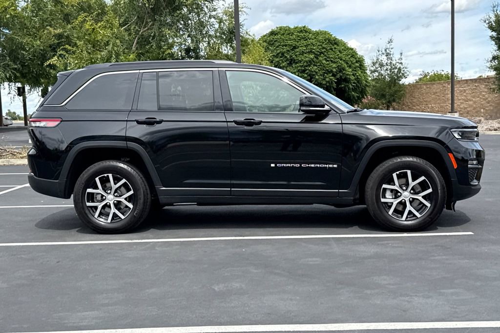 Used 2024 Jeep Grand Cherokee Limited AWD/4WD image 10