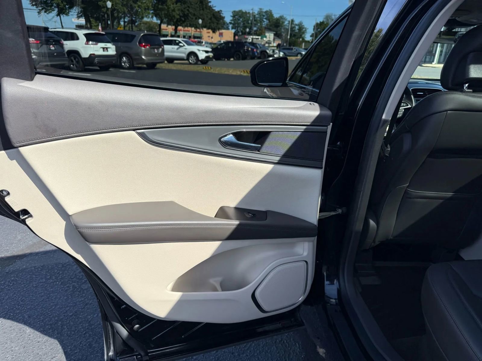 Used 2019 Lincoln Nautilus Select image 35