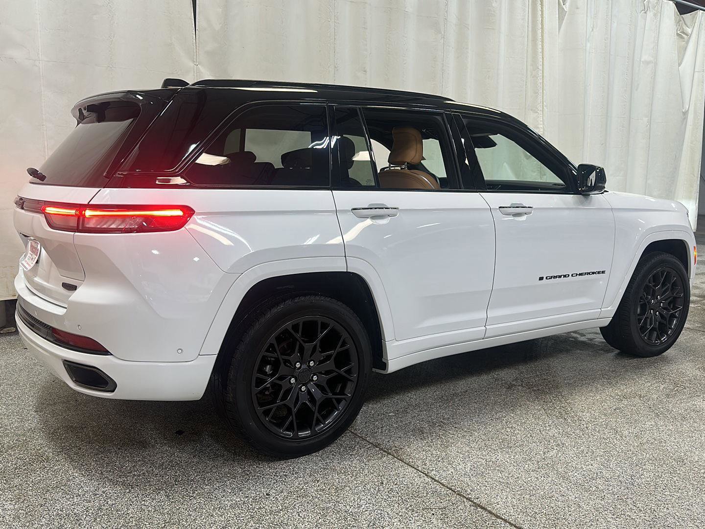Used 2024 Jeep Grand Cherokee Summit AWD/4WD image 5