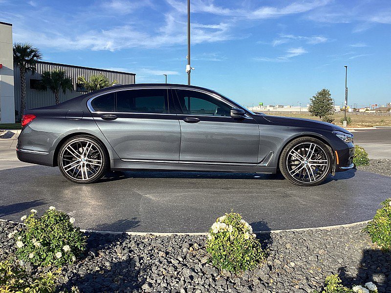 Used 2018 BMW 740i image 4