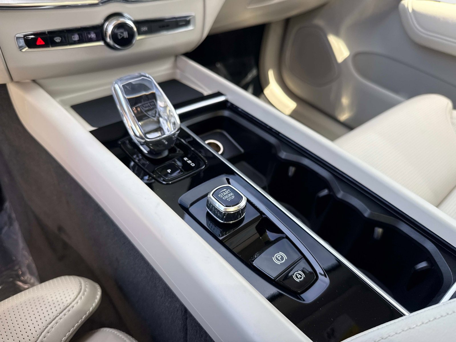 Used 2026 Volvo XC60 B5 Ultra w/ Protection Package Premier image 28