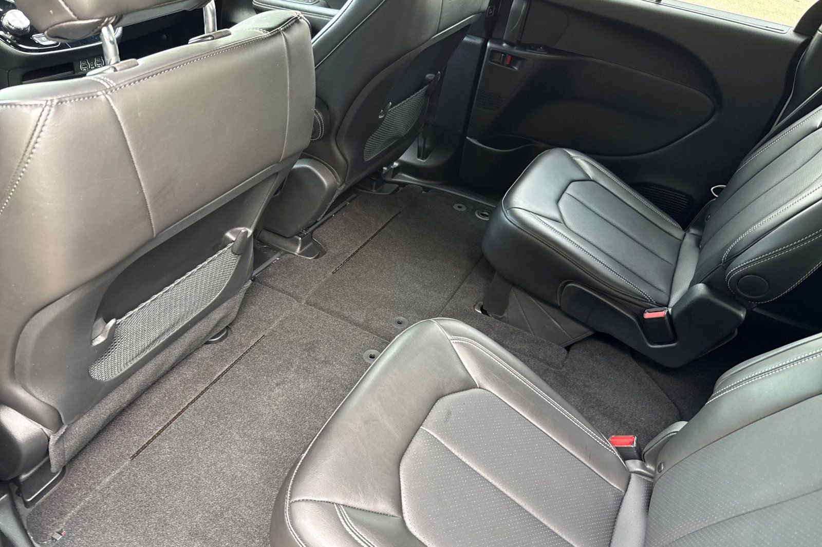 Used 2025 Chrysler Voyager LX image 13