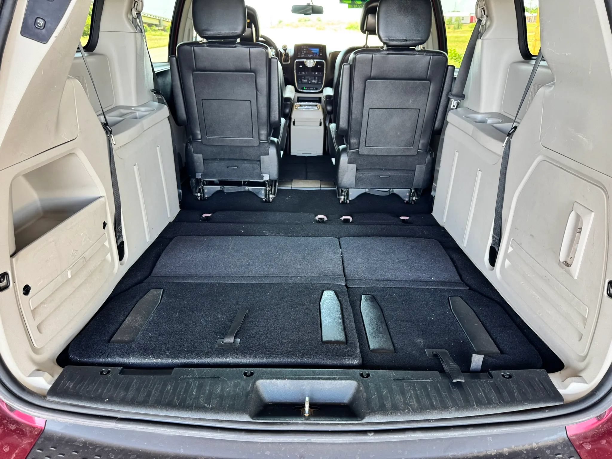 Used 2014 Chrysler Town & Country Touring FWD image 23