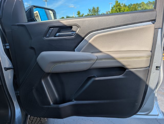 Used 2024 Chevrolet Colorado ZR2 w/ Technology Package AWD/4WD image 13