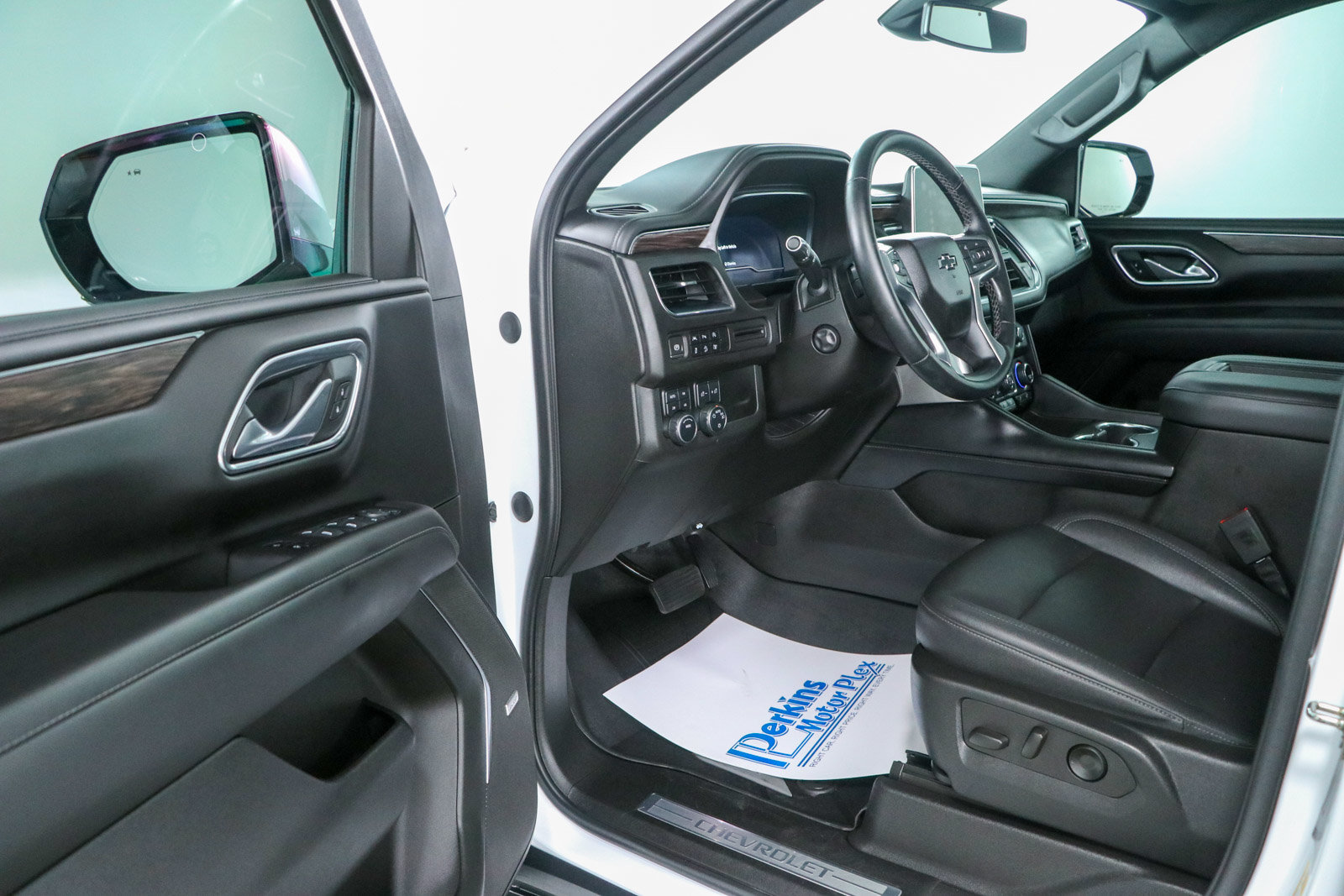 Used 2023 Chevrolet Tahoe Z71 w/ Luxury Package AWD/4WD image 3