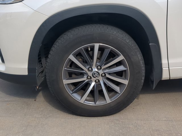 Used 2017 Toyota Highlander XLE w/ Carpet Mat Package image 21