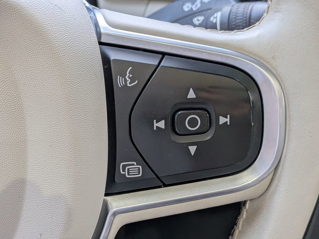 Used 2018 Volvo XC60 T5 Momentum w/ Vision Package image 28