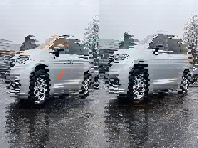 Used 2023 Chrysler Pacifica Touring-L image 3