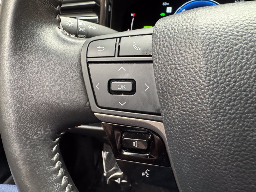 Used 2025 Toyota Camry SE FWD image 14