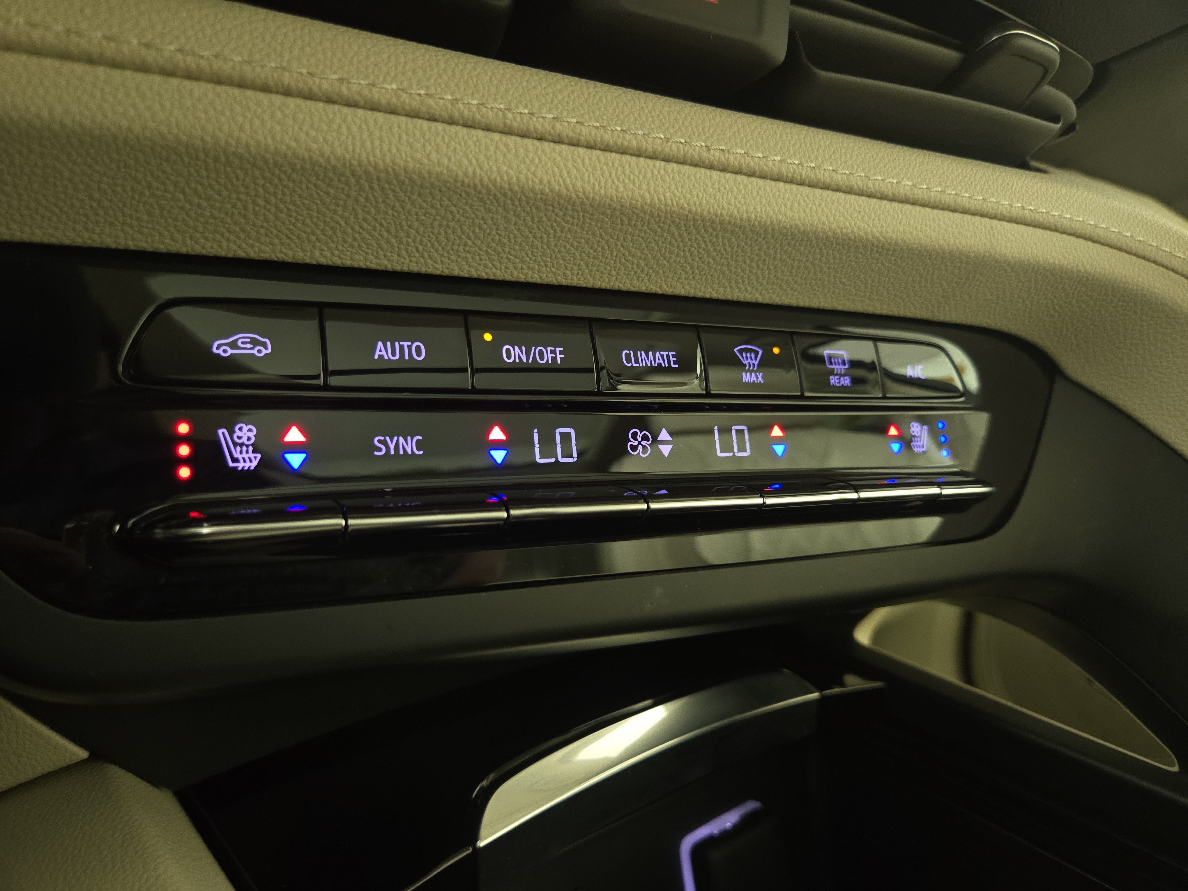 Used 2023 Buick Envision Avenir AWD/4WD image 28
