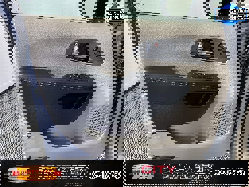 Used 2024 Chrysler Pacifica Touring-L image 12