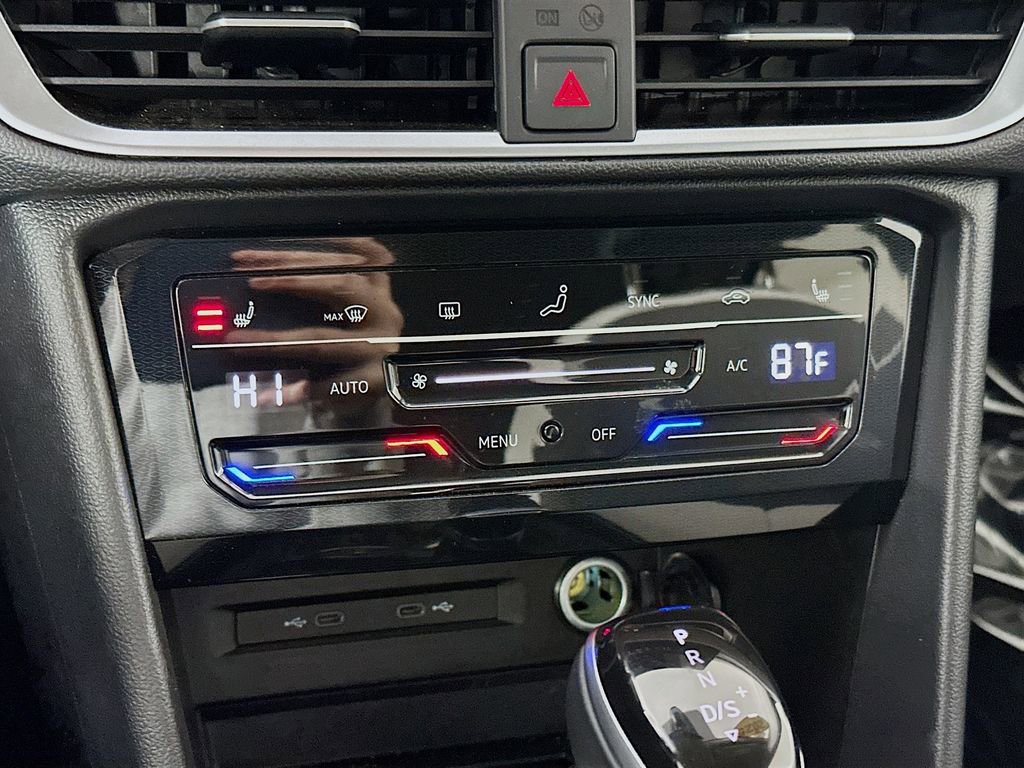 Used 2025 Volkswagen Taos SE image 21