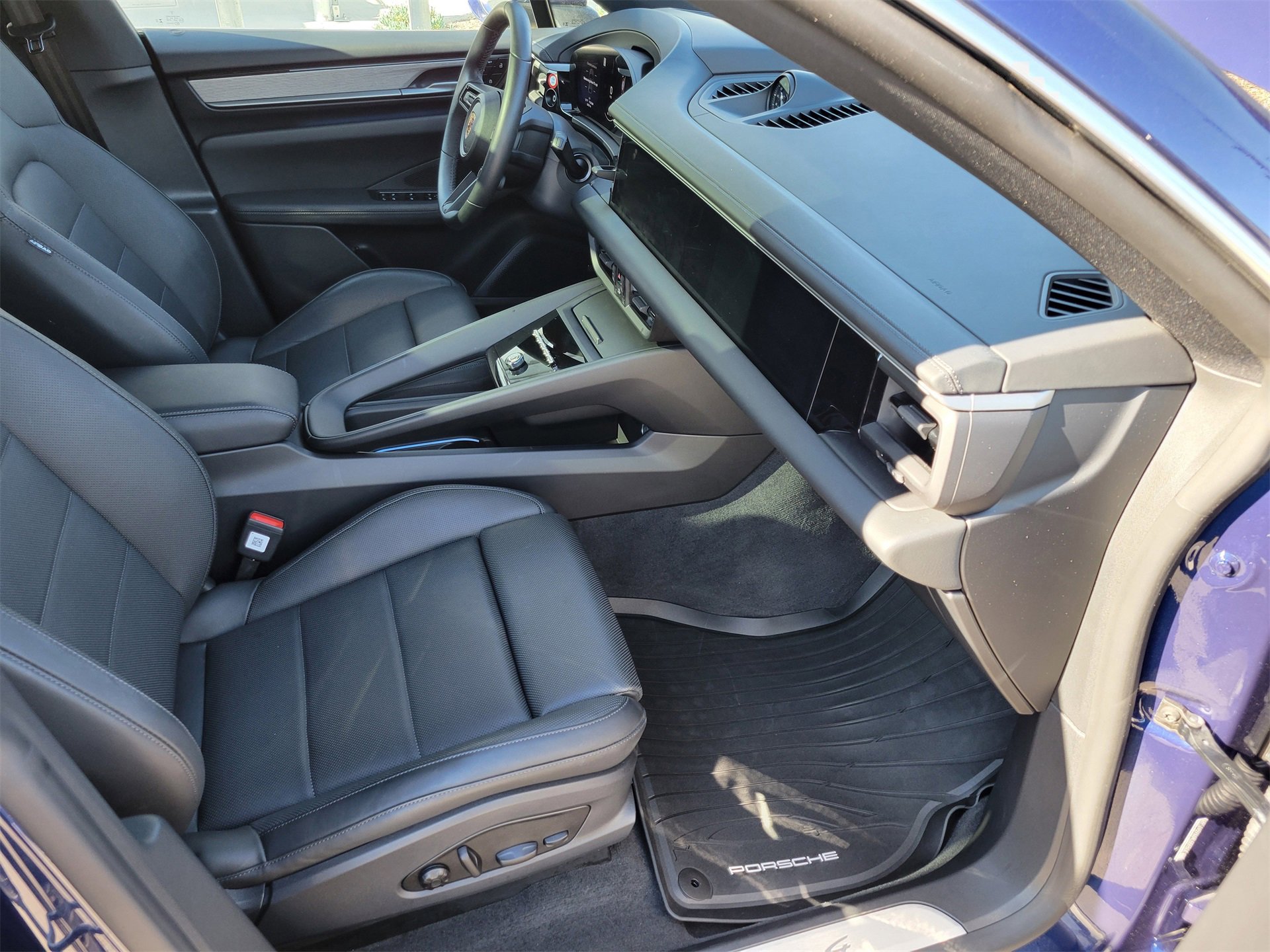 Certified 2024 Porsche Macan 4 Electric image 27