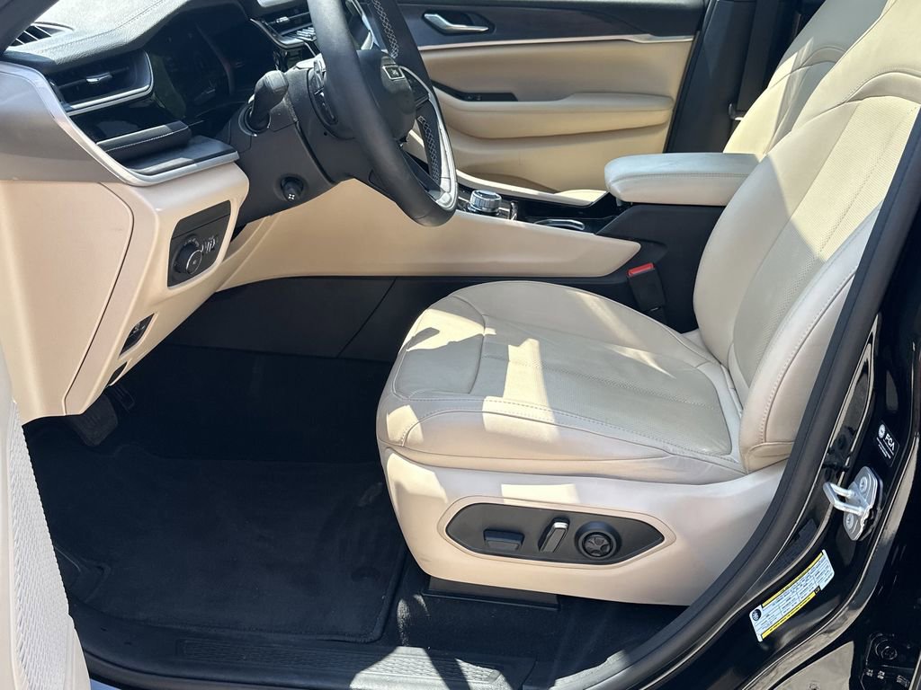 Used 2023 Jeep Grand Cherokee Limited w/ Luxury Tech Group II RWD image 9