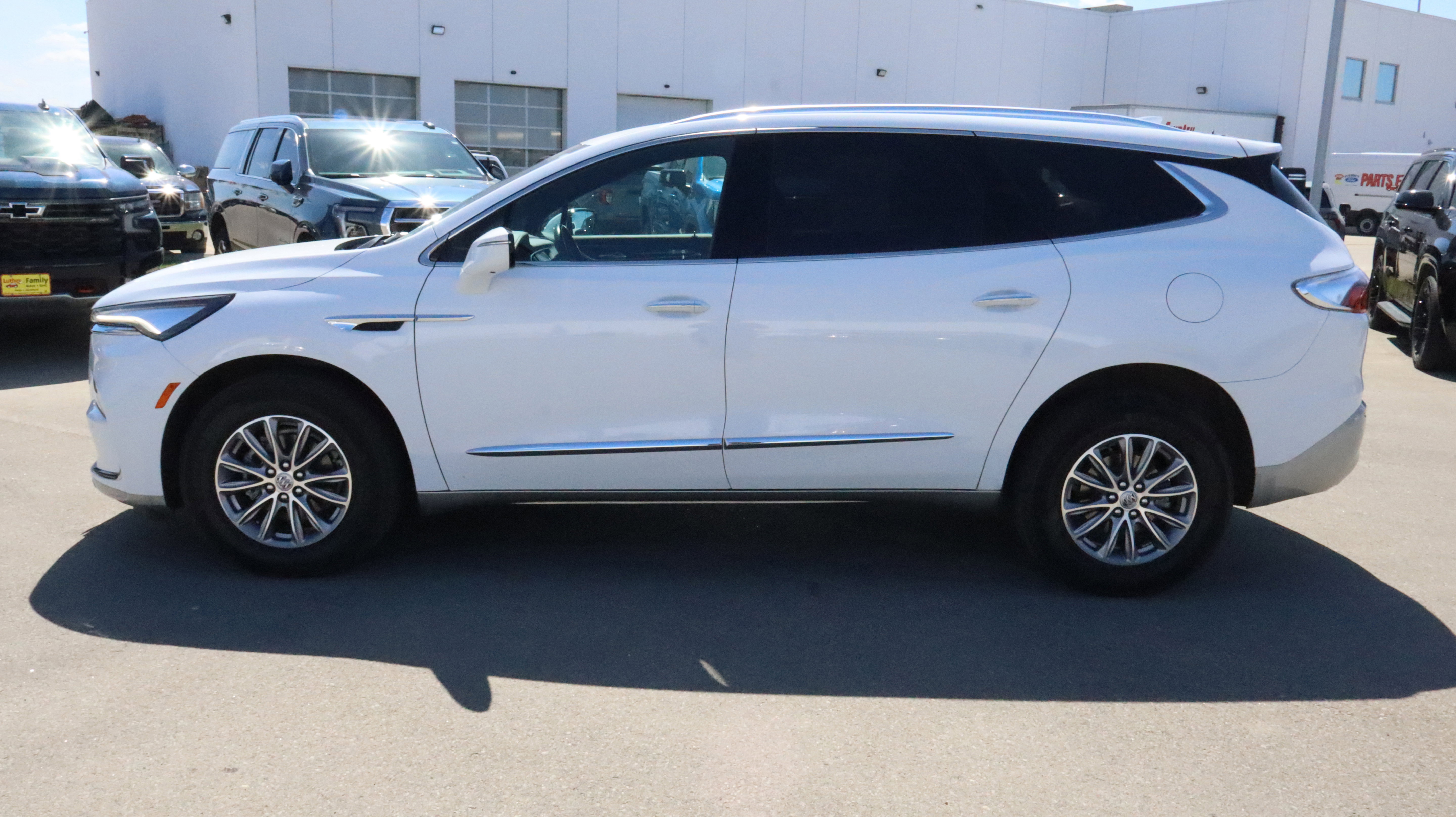 Used 2023 Buick Enclave Essence w/ Sound and Sites Package AWD/4WD image 4