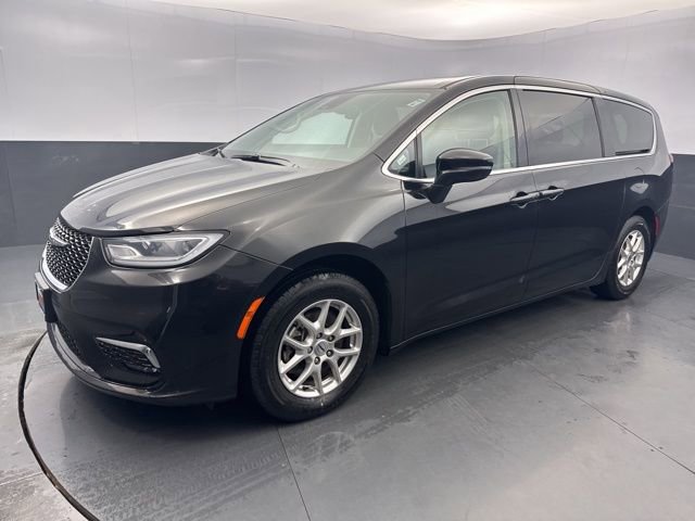 Used 2024 Chrysler Pacifica Touring-L video 2