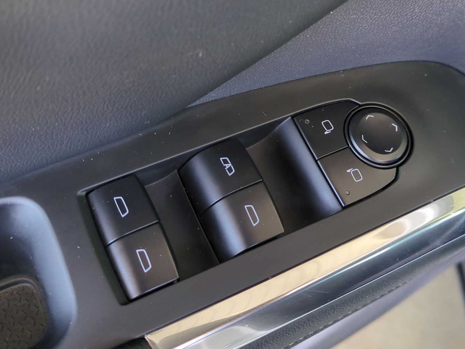 Used 2025 Chevrolet Traverse LT FWD image 11