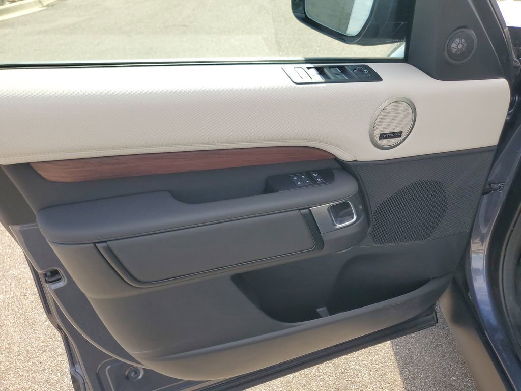 Used 2025 Land Rover Discovery Dynamic SE AWD/4WD image 8