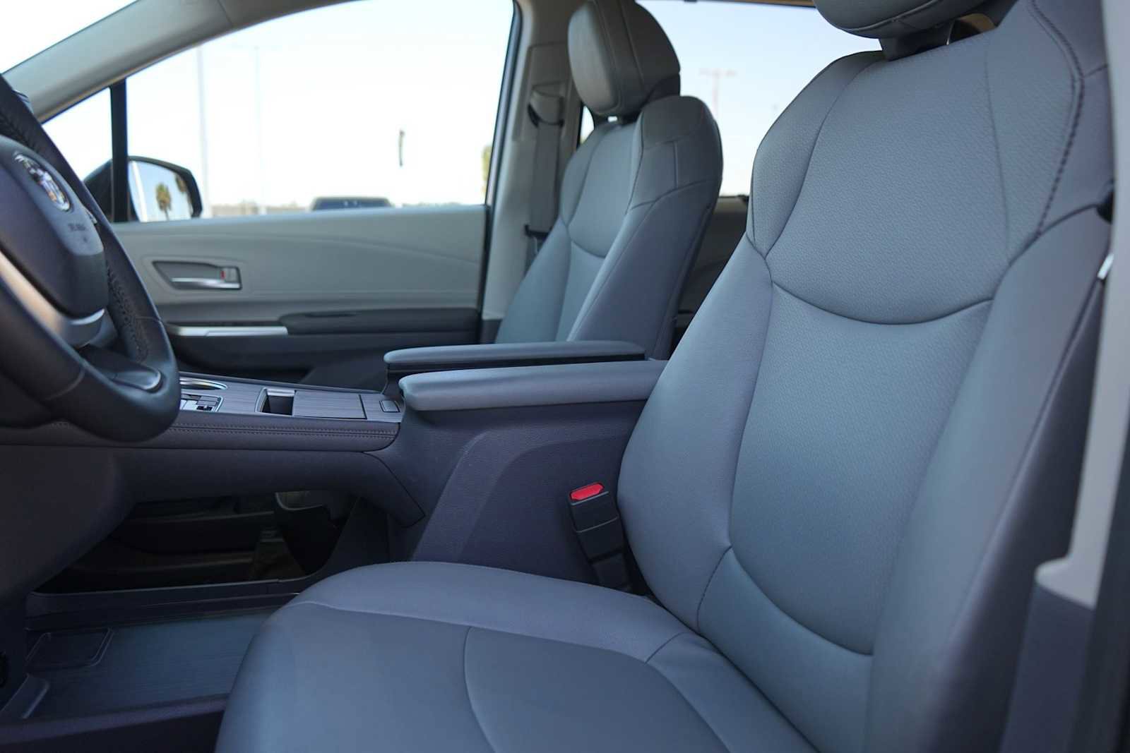 Used 2023 Toyota Sienna XLE FWD image 11
