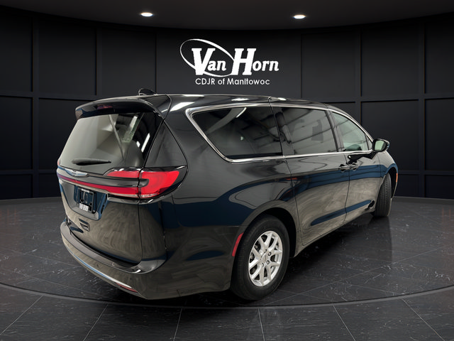 Used 2024 Chrysler Pacifica Touring-L FWD image 7