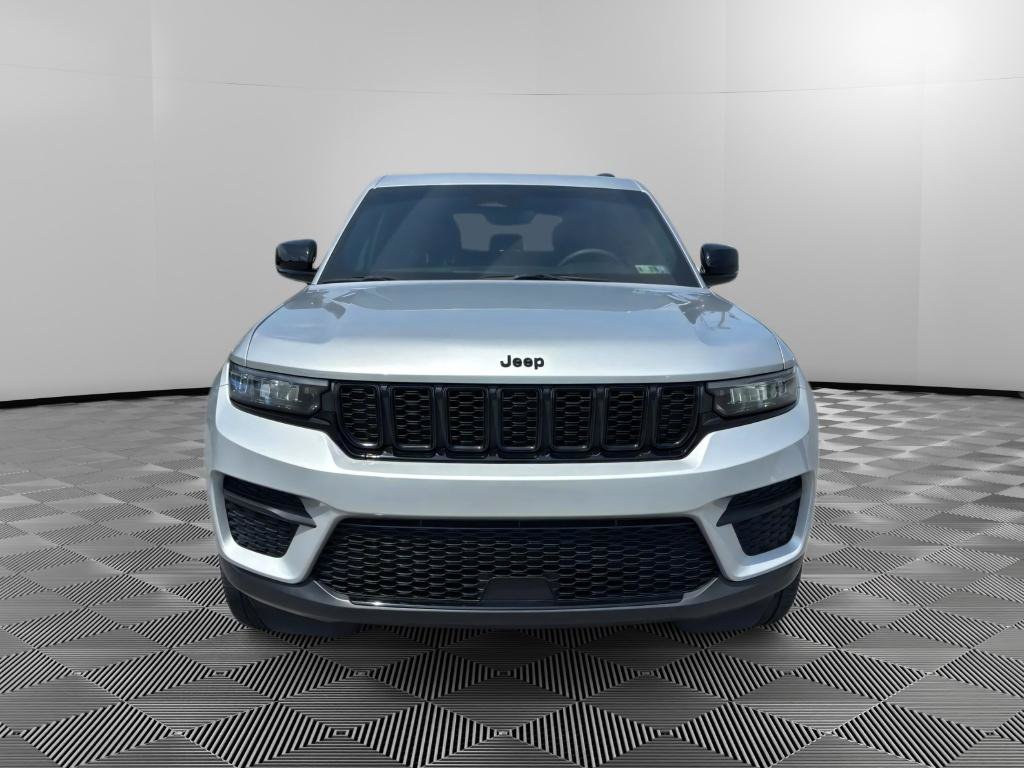 Used 2023 Jeep Grand Cherokee Altitude AWD/4WD image 7