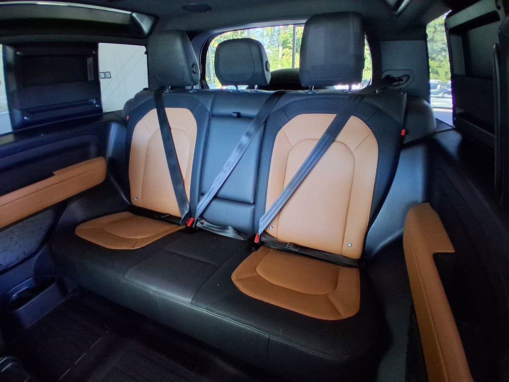 Used 2023 Land Rover Defender 90 X-Dynamic SE image 19