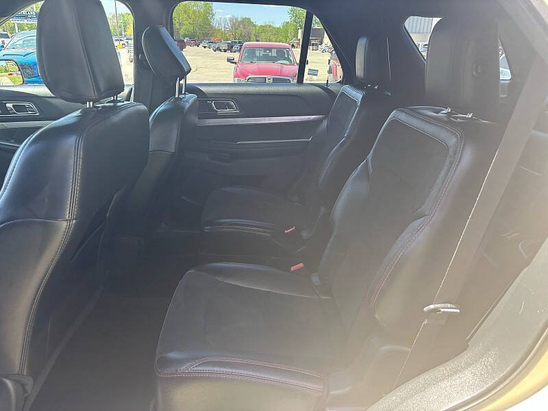 Used 2018 Ford Explorer XLT w/ Equipment Group 202A AWD/4WD image 17