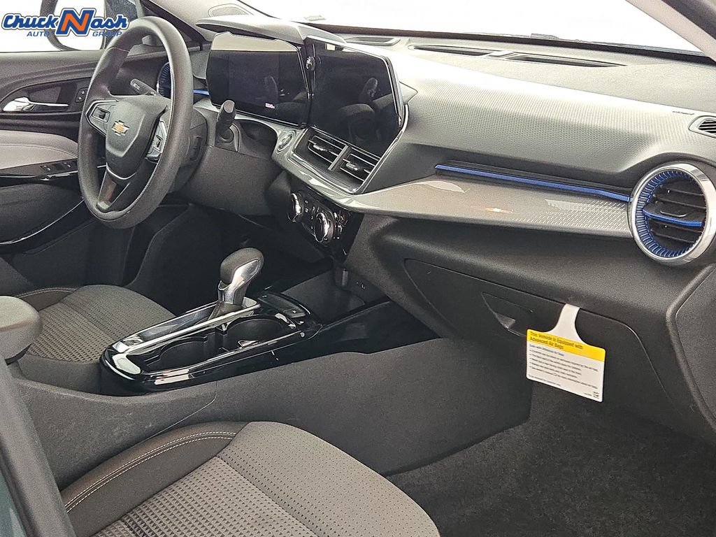 Used 2025 Chevrolet Trax LT FWD image 32