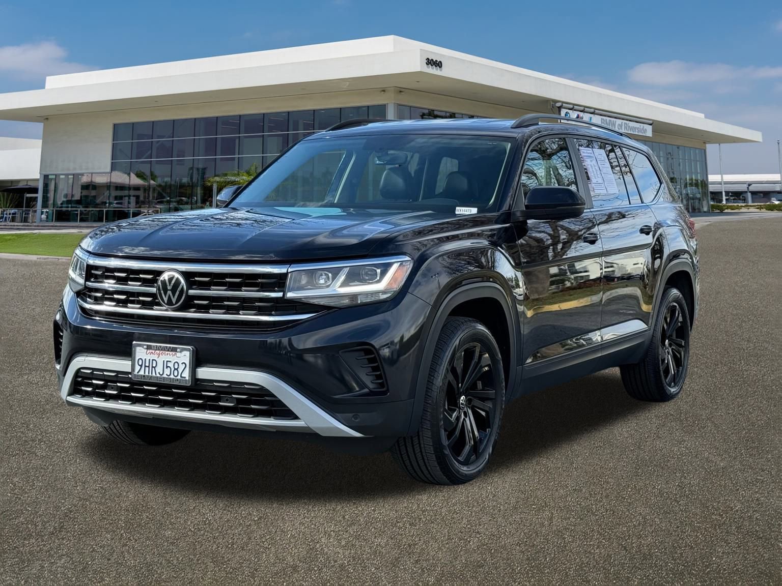 Used 2023 Volkswagen Atlas SE w/ Black Wheel Package image 4