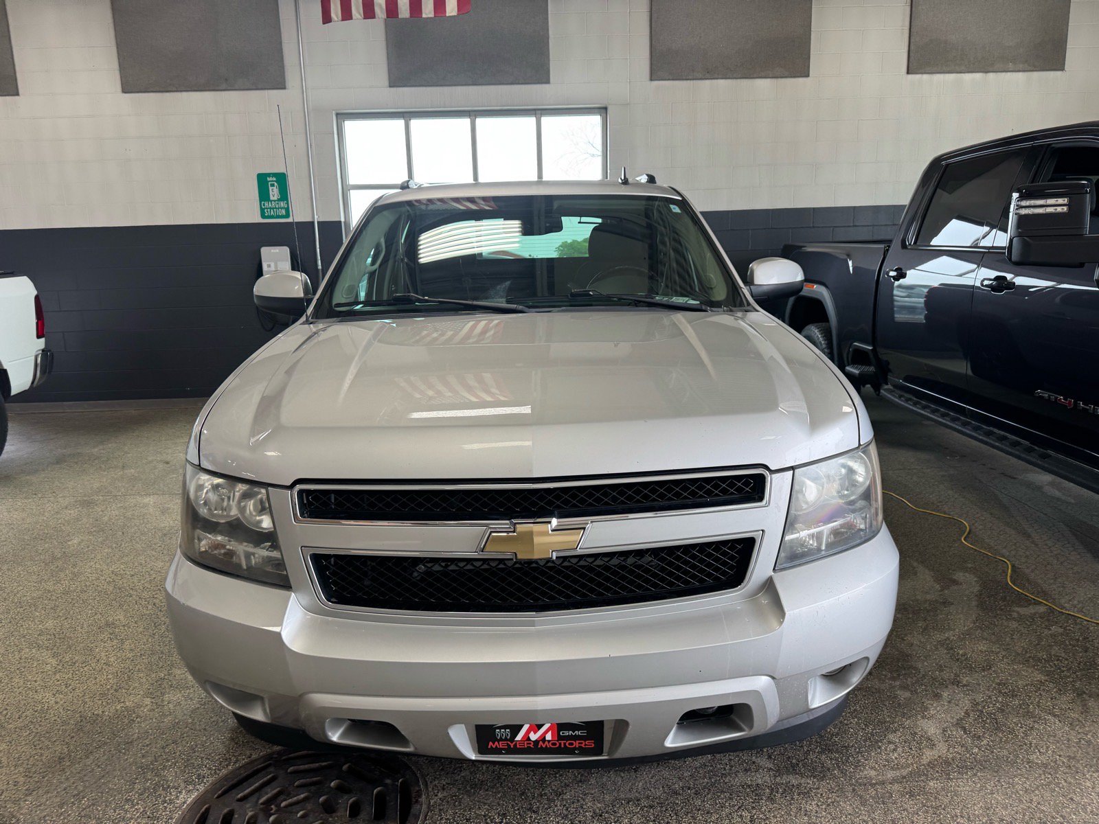 Used 2011 Chevrolet Avalanche LS w/ Convenience Package AWD/4WD image 2
