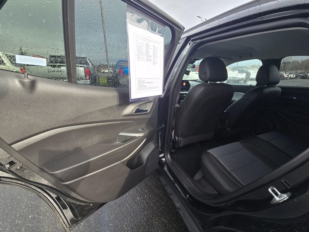 Certified 2025 Chevrolet Trax LT w/ LT Convenience Package FWD image 11