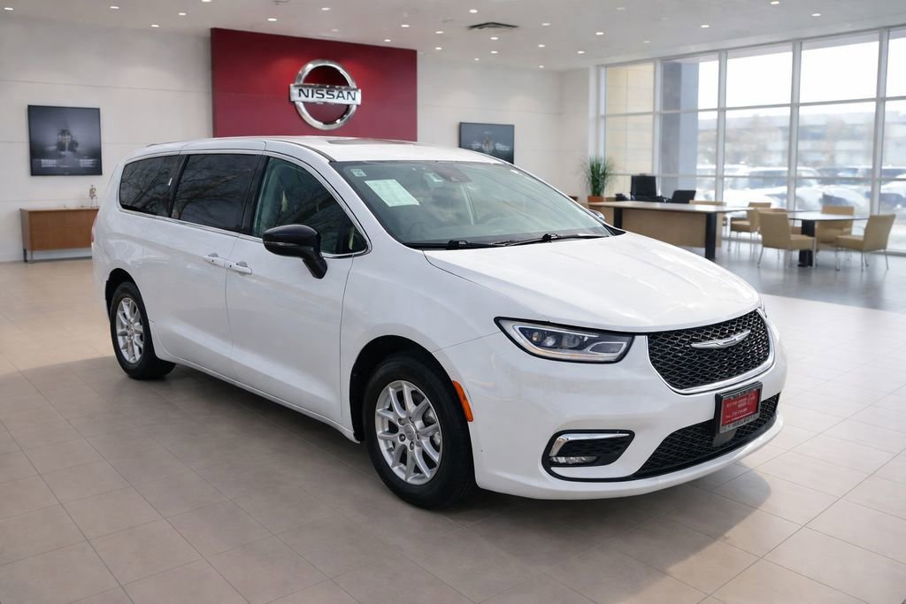 Used 2024 Chrysler Pacifica Touring-L