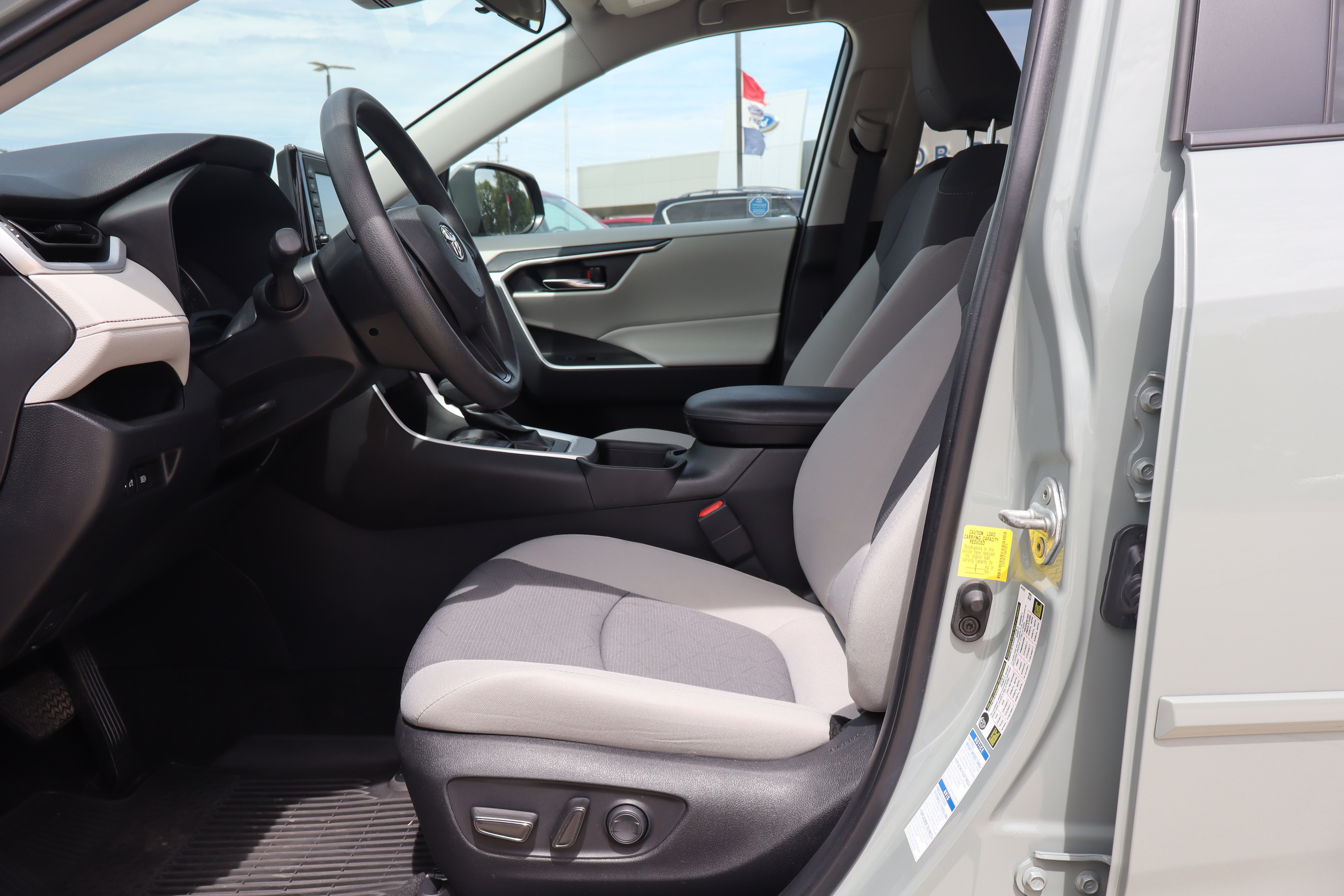Used 2022 Toyota RAV4 XLE AWD/4WD image 10