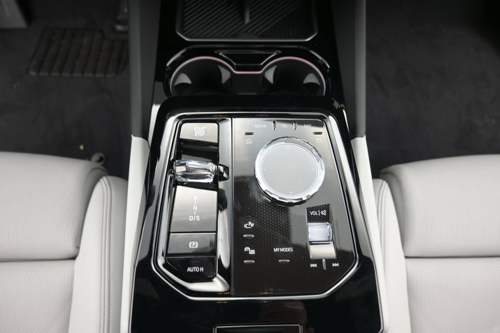 New 2026 BMW 550e xDrive w/ Executive Package AWD/4WD image 15