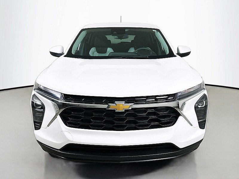 Used 2024 Chevrolet Trax LS w/ LS Convenience Package image 2