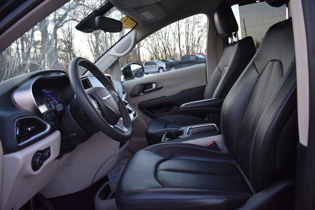 Used 2024 Chrysler Pacifica Touring-L FWD image 27