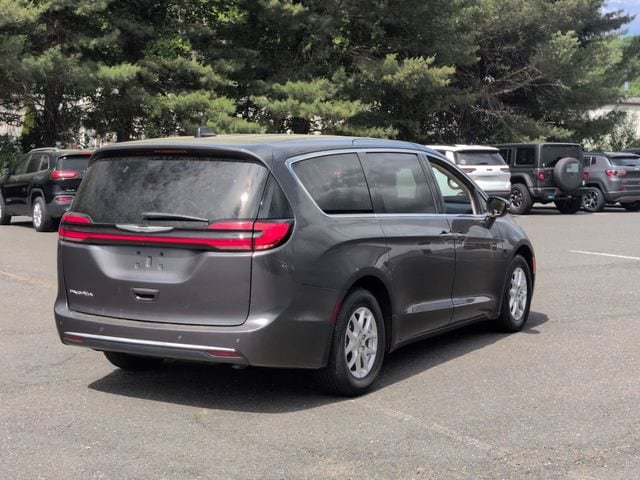 Used 2023 Chrysler Pacifica Touring-L FWD image 5