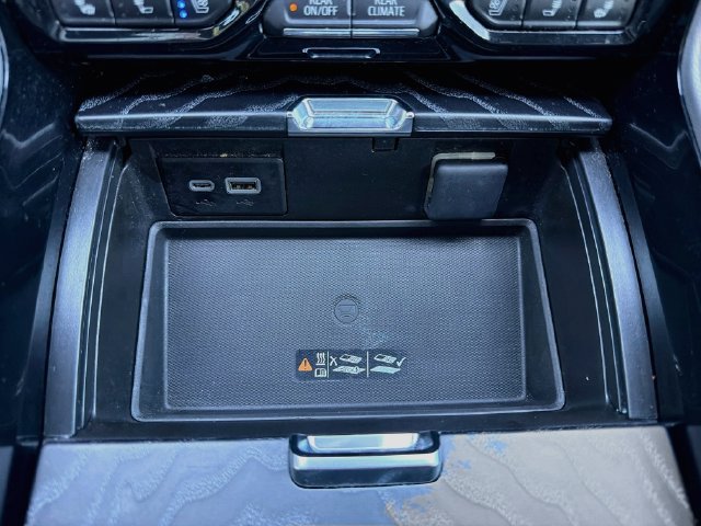 Used 2024 GMC Yukon Denali AWD/4WD image 32