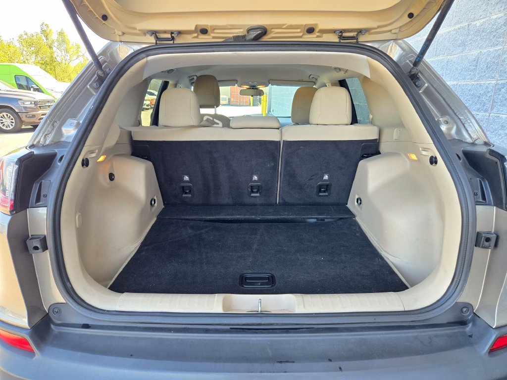 Used 2019 Jeep Cherokee Latitude w/ Popular Appearance Group FWD image 31