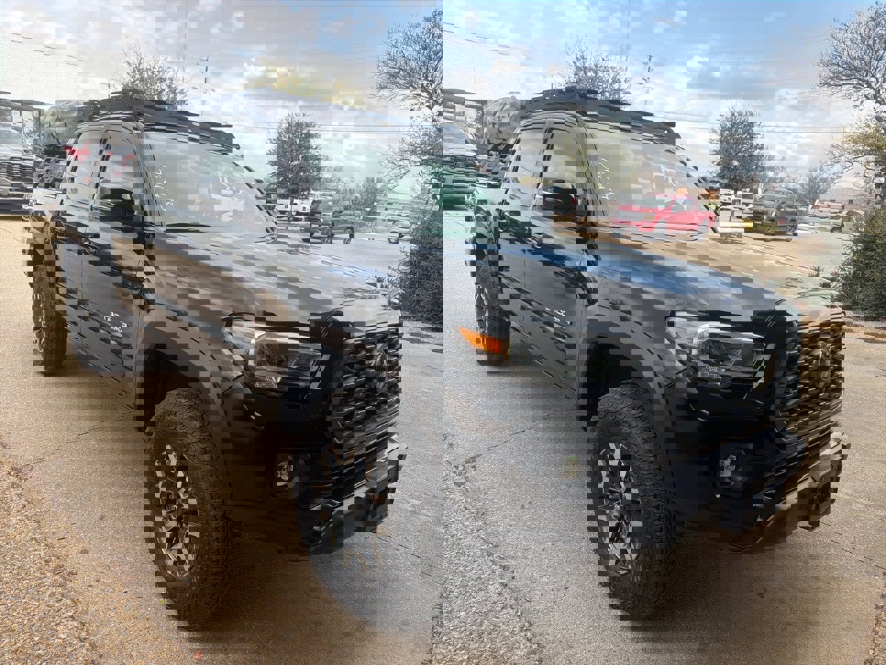 Used 2023 Toyota Tacoma TRD Off-Road w/ Advanced Technology Package image 3