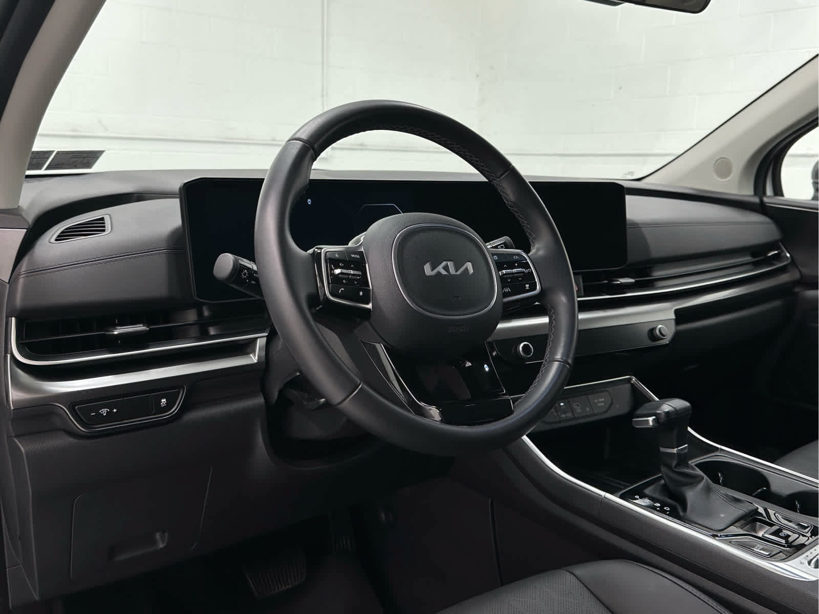 Used 2025 Kia Carnival SX FWD image 10