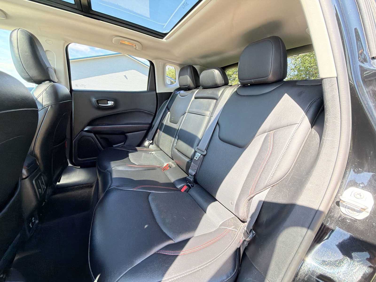 Used 2017 Jeep Compass Trailhawk w/ Leather Interior Group AWD/4WD image 17