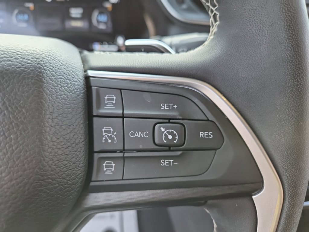 Used 2024 Jeep Grand Cherokee Laredo AWD/4WD image 39
