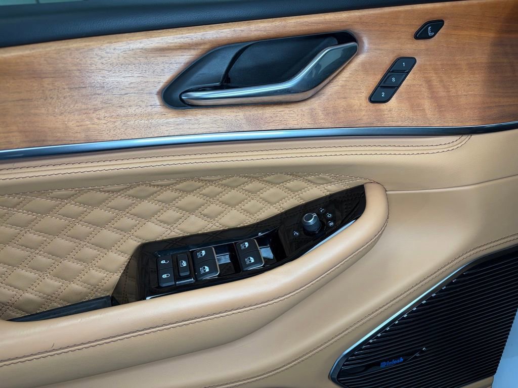 Used 2024 Jeep Grand Cherokee L Summit AWD/4WD image 18