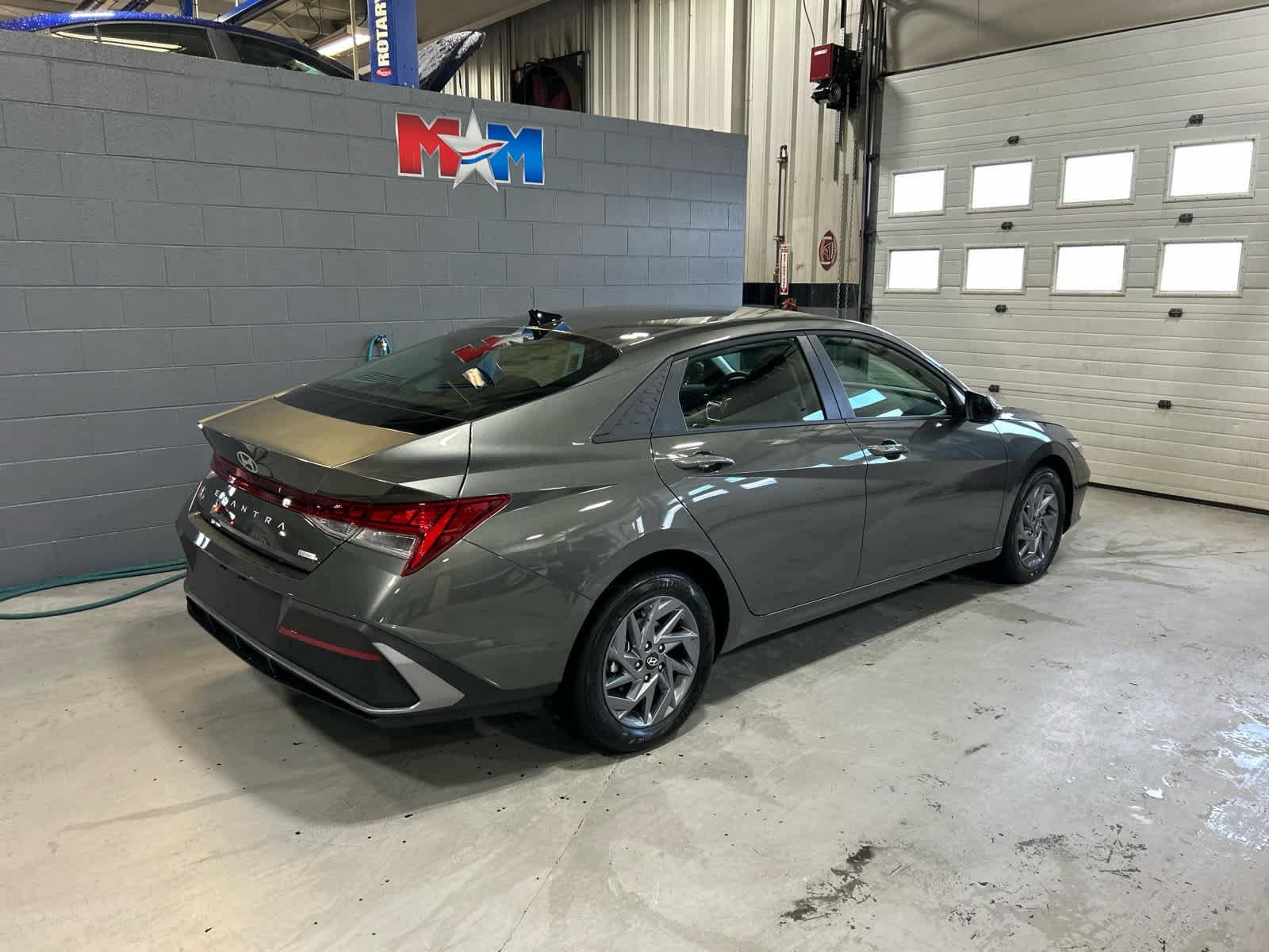 New 2026 Hyundai Elantra Hybrid FWD image 3